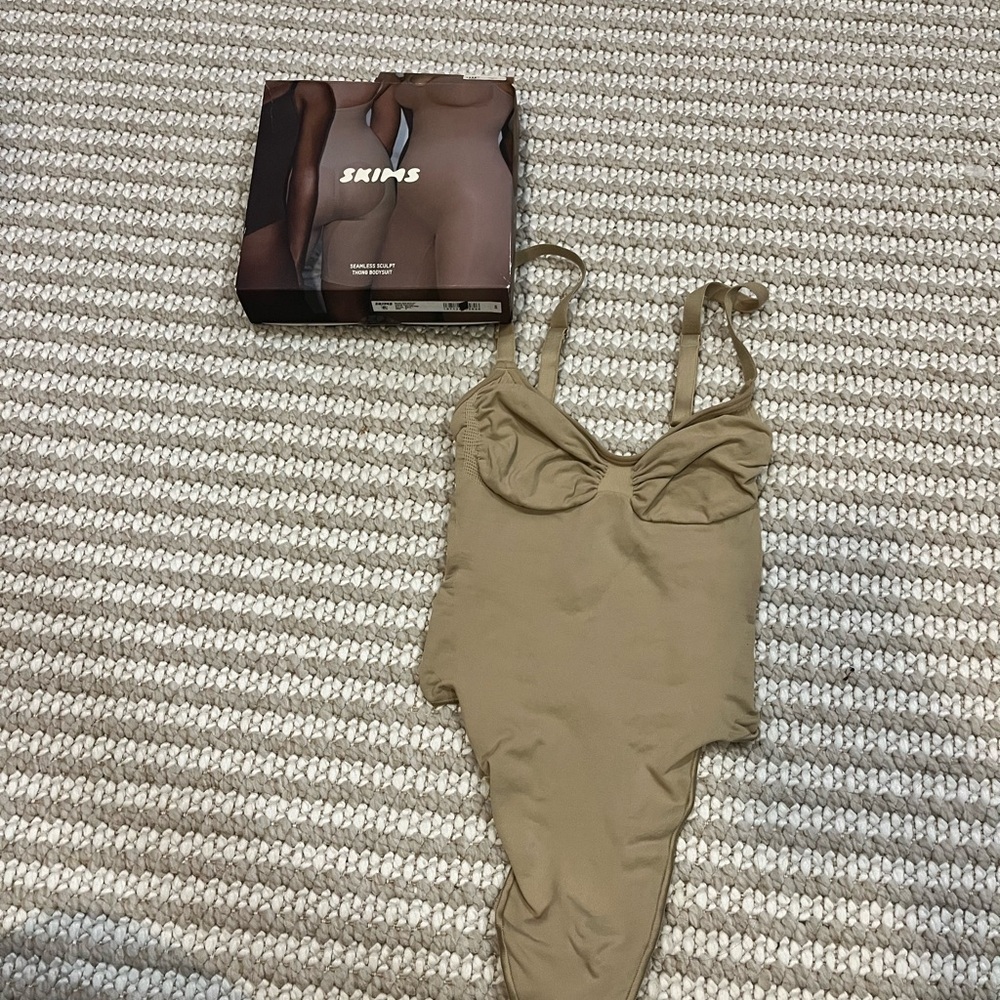 Skims Seamless Sculpt Thong Bodysuit - Picture 2 of 2